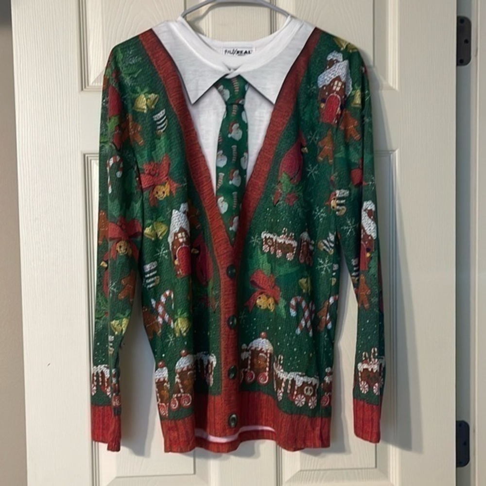 - FauxReal Men’s Christmas Long sleeve tee size Medium